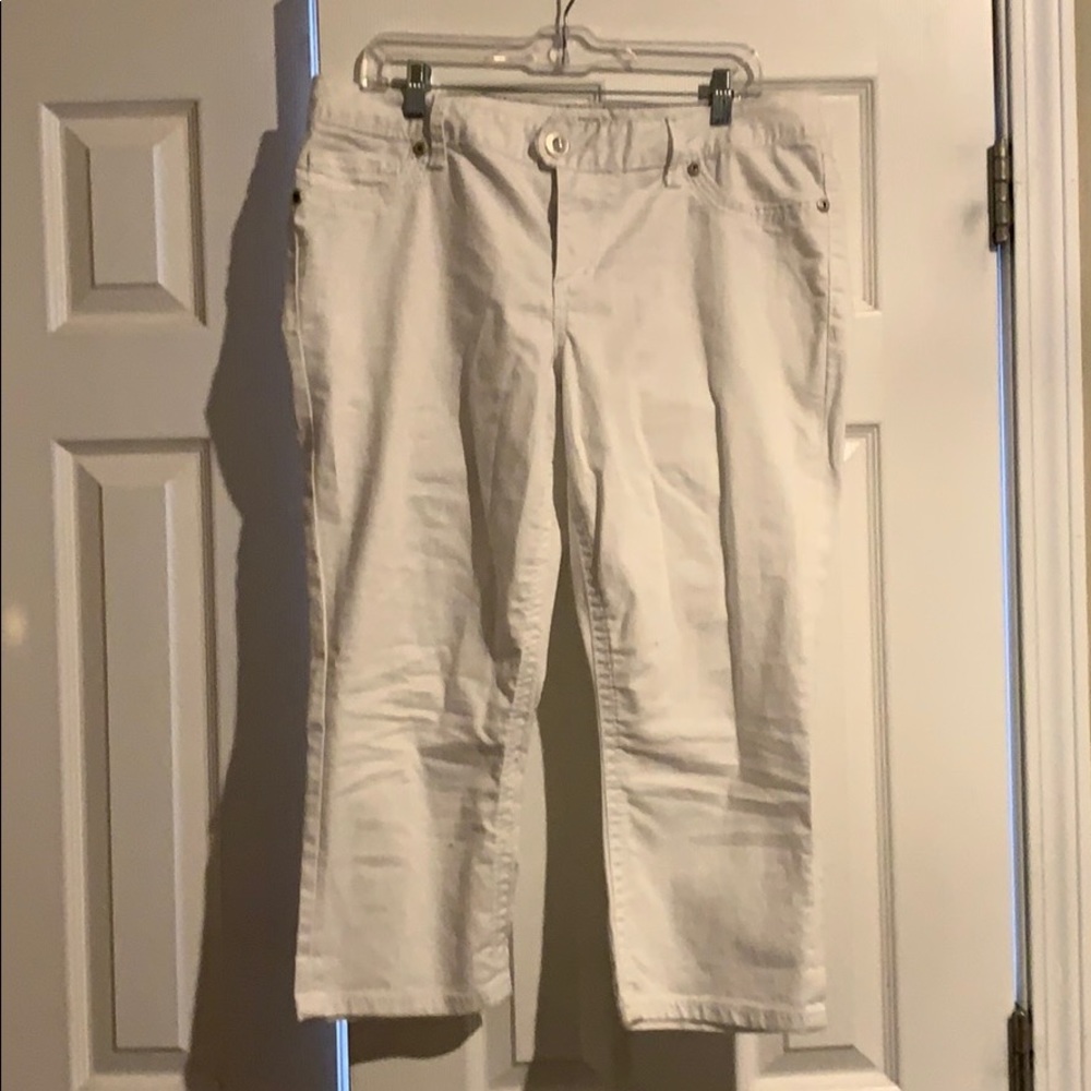 White jean capris